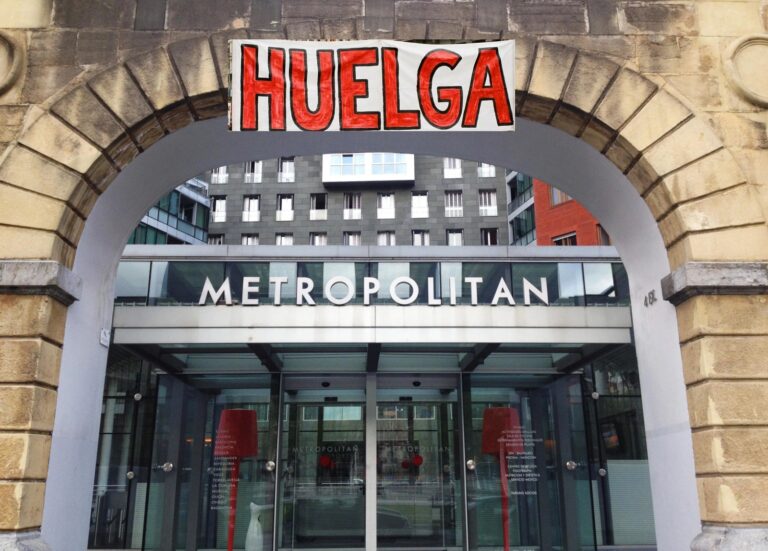 Los trabajadores de Metropolitan Donostia elevan su protesta con el respaldo de más de mil clientes