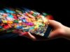 Una mano sostiene un teléfono móvil del que emergen numerosas imágenes que representan el crecimiento exponencial de la publicidad digital y la constante exposición de los usuarios a contenidos.