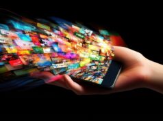 La inversión publicitaria digital en Europa alcanza máximos históricos a costa de sobrecargar a las plantillas Una mano sostiene un teléfono móvil del que emergen numerosas imágenes que representan el crecimiento exponencial de la publicidad digital y la constante exposición de los usuarios a contenidos.