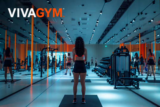 La expansión de VivaGym en Portugal exige blindar los derechos laborales Sala de entrenamiento de un gimnasio VivaGym con una usuaria realizando ejercicio entre máquinas de fitness y zonas de entrenamiento funcional.