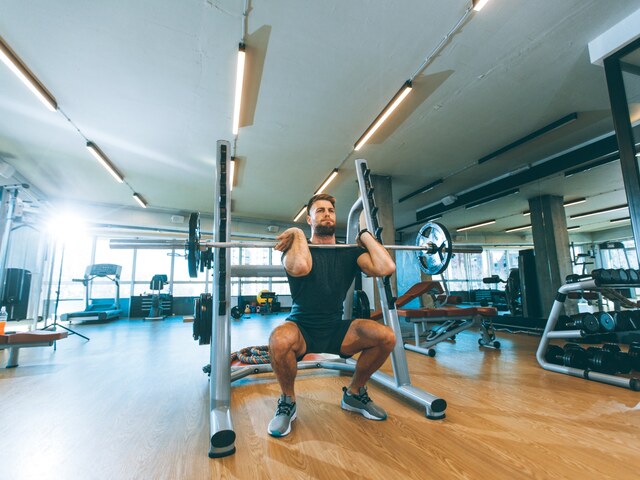 cadenadegimnasios640x480 Hombre levantando una barra con pesas durante un entrenamiento en un establecimiento que pertenece a una cadena de gimnasios.