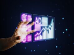 Mano interactuando con un panel digital de publicidad y gráficos, en referencia a los anuncios ilícitos de Meta y al fracaso de sus filtros automáticos.