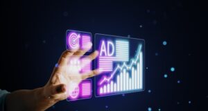 Mano interactuando con un panel digital de publicidad y gráficos, en referencia a los anuncios ilícitos de Meta y al fracaso de sus filtros automáticos.