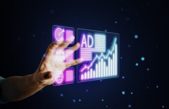 Mano interactuando con un panel digital de publicidad y gráficos, en referencia a los anuncios ilícitos de Meta y al fracaso de sus filtros automáticos.