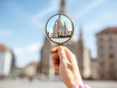 La transparencia local será efectiva si la formación llega a toda la plantilla y en horario laboral Mano sosteniendo una lupa frente a un edificio institucional, como símbolo de la transparencia local en ayuntamientos y diputaciones.