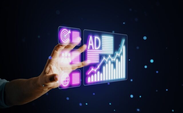 meta-anuncios-ilicitos-680x420 Mano interactuando con un panel digital de publicidad y gráficos, en referencia a los anuncios ilícitos de Meta y al fracaso de sus filtros automáticos.
