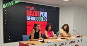 Belén Guirao, portavoz de RUGE (Revolución Ugetista - Juventud); Noelia Olivar, responsable de sector de UGT Deportes técnica deportiva y delegada sindical; Carolina Martín, responsable de Negociación Colectiva de UGT Deportes, durante la presentación de la campaña "Nadie por debajo de los 20K"