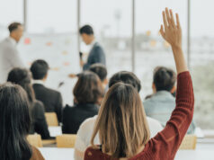 Persona levanta la mano durante un curso de formación para profesionales del sector publicitario.