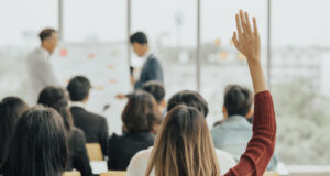 UGT Publicidad denuncia el desaprovechamiento de los cursos FUNDAE y el sesgo directivo Persona levanta la mano durante un curso de formación para profesionales del sector publicitario.