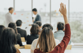UGT Publicidad denuncia el desaprovechamiento de los cursos FUNDAE y el sesgo directivo Persona levanta la mano durante un curso de formación para profesionales del sector publicitario.