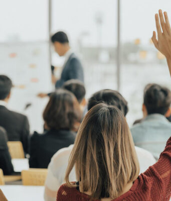 UGT Publicidad denuncia el desaprovechamiento de los cursos FUNDAE y el sesgo directivo Persona levanta la mano durante un curso de formación para profesionales del sector publicitario.