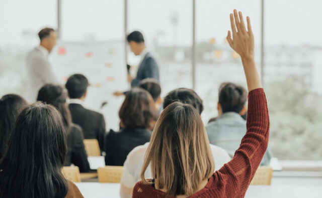 formacion-publicidad-fundae-680x420 Persona levanta la mano durante un curso de formación para profesionales del sector publicitario.