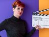 Mujer cineasta sostiene una claqueta, imagen sobre la desigualdad de presupuesto entre directoras y directores en el cine español.