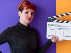 Mujer cineasta sostiene una claqueta, imagen sobre la desigualdad de presupuesto entre directoras y directores en el cine español.