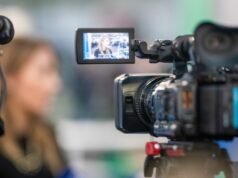 El sector audiovisual crece un 4,4 %, pero la transformación digital debe traducirse en empleo de calidad Cámara de televisión graba a una profesional en un sector audiovisual marcado por el auge del streaming.