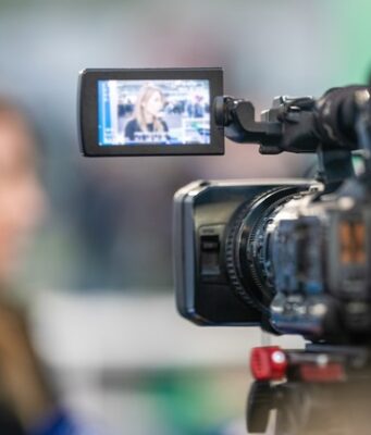 El sector audiovisual crece un 4,4 %, pero la transformación digital debe traducirse en empleo de calidad Cámara de televisión graba a una profesional en un sector audiovisual marcado por el auge del streaming.