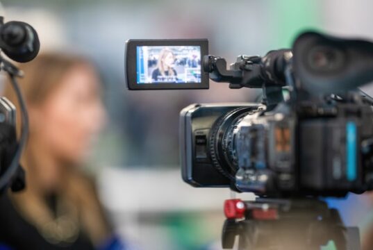 Cámara de televisión graba a una profesional en un sector audiovisual marcado por el auge del streaming.