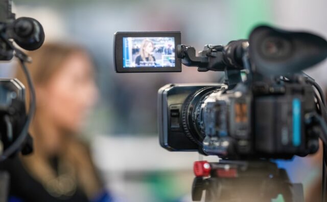Cámara de televisión graba a una profesional en un sector audiovisual marcado por el auge del streaming.