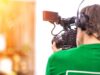 Operador de cámara grabando un programa de televisión pública.