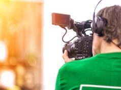 Operador de cámara grabando un programa de televisión pública.