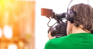 UGT Cultura apoya al Comité Intercentros de Televisión Canaria Operador de cámara grabando un programa de televisión pública.