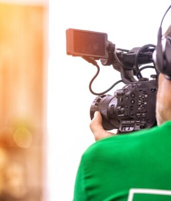 UGT Cultura apoya al Comité Intercentros de Televisión Canaria Operador de cámara grabando un programa de televisión pública.