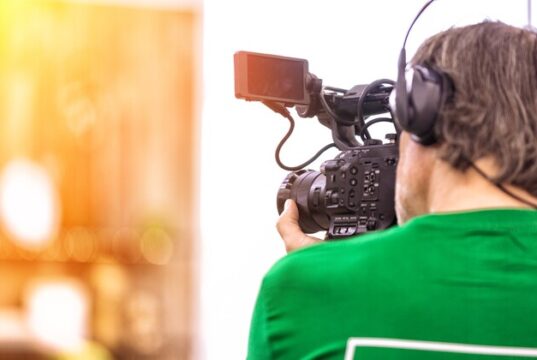 UGT Cultura apoya al Comité Intercentros de Televisión Canaria Operador de cámara grabando un programa de televisión pública.