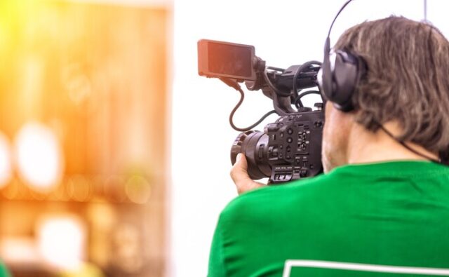 television-publica-camara-680x420 Operador de cámara grabando un programa de televisión pública.