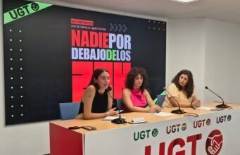 Belén Guirao, portavoz de RUGE (Revolución Ugetista - Juventud); Noelia Olivar, responsable de sector de UGT Deportes técnica deportiva y delegada sindical; Carolina Martín, responsable de Negociación Colectiva de UGT Deportes, durante la presentación de la campaña "Nadie por debajo de los 20K"