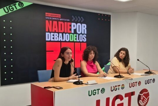 Belén Guirao, portavoz de RUGE (Revolución Ugetista - Juventud); Noelia Olivar, responsable de sector de UGT Deportes técnica deportiva y delegada sindical; Carolina Martín, responsable de Negociación Colectiva de UGT Deportes, durante la presentación de la campaña "Nadie por debajo de los 20K"
