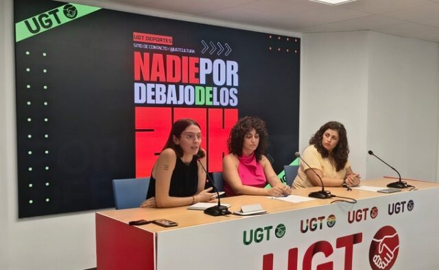 Belén Guirao, portavoz de RUGE (Revolución Ugetista - Juventud); Noelia Olivar, responsable de sector de UGT Deportes técnica deportiva y delegada sindical; Carolina Martín, responsable de Negociación Colectiva de UGT Deportes, durante la presentación de la campaña "Nadie por debajo de los 20K"