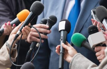 La Agrupación de Periodistas de UGT condena la clasificación ideológica de periodistas por Interior y exige explicaciones y responsabilidades Varios periodistas acercan sus micrófonos a un portavoz, una imagen que ilustra la polémica por la clasificación ideológica de profesionales de la información elaborada por Interior.