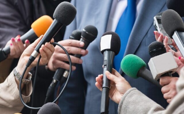 periodistas-microfonos-680x420 Varios periodistas acercan sus micrófonos a un portavoz, una imagen que ilustra la polémica por la clasificación ideológica de profesionales de la información elaborada por Interior.
