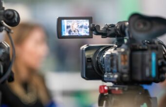 Cámara de televisión graba a una profesional en un sector audiovisual marcado por el auge del streaming.