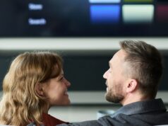 La prominencia, clave para el futuro del audiovisual público Pareja frente a un televisor inteligente con un menú de contenidos audiovisuales.