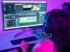 Profesional del sector audiovisual edita contenidos ante una pantalla, en el contexto de la revisión de la Directiva de Servicios de Comunicación Audiovisual.