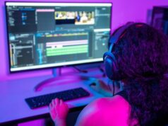 Profesional del sector audiovisual edita contenidos ante una pantalla, en el contexto de la revisión de la Directiva de Servicios de Comunicación Audiovisual.