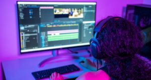 Aciertos y asignaturas pendientes de la Directiva Audiovisual Profesional del sector audiovisual edita contenidos ante una pantalla, en el contexto de la revisión de la Directiva de Servicios de Comunicación Audiovisual.