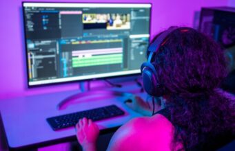 Aciertos y asignaturas pendientes de la Directiva Audiovisual Profesional del sector audiovisual edita contenidos ante una pantalla, en el contexto de la revisión de la Directiva de Servicios de Comunicación Audiovisual.