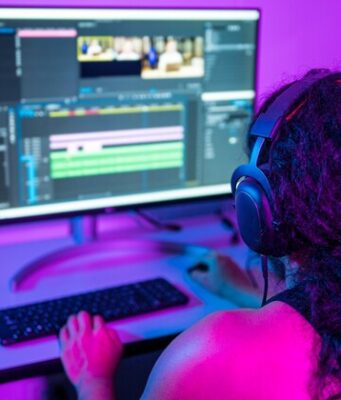 Aciertos y asignaturas pendientes de la Directiva Audiovisual Profesional del sector audiovisual edita contenidos ante una pantalla, en el contexto de la revisión de la Directiva de Servicios de Comunicación Audiovisual.