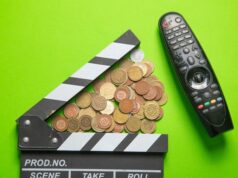 El sector audiovisual alerta del recorte del 30% en AgoraEU Claqueta de cine junto a monedas y un mando a distancia, en referencia a los recortes y la financiación del sector audiovisual.