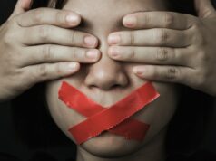 UGT Cultura rechaza el veto ideológico a las ayudas al cine en Castilla y León Mujer con los ojos cubiertos por sus manos y la boca sellada con cinta adhesiva roja, que simboliza la censura a la que se opone UGT Cultura.