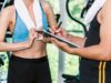 Los gimnasios facturan 3.235 millones de euros mientras la patronal contiene el gasto laboral Mujer se inscribe al gimnasio y es atendida por un monitor, cuyas condiciones laborales no mejoran a pesar del aumento de la facturación del sector.