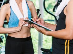 Los gimnasios facturan 3.235 millones de euros mientras la patronal contiene el gasto laboral Mujer se inscribe al gimnasio y es atendida por un monitor, cuyas condiciones laborales no mejoran a pesar del aumento de la facturación del sector.