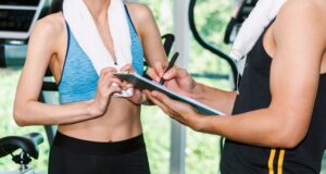 Los gimnasios facturan 3.235 millones de euros mientras la patronal contiene el gasto laboral Mujer se inscribe al gimnasio y es atendida por un monitor, cuyas condiciones laborales no mejoran a pesar del aumento de la facturación del sector.