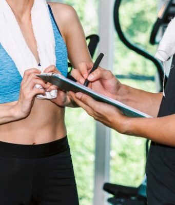 Los gimnasios facturan 3.235 millones de euros mientras la patronal contiene el gasto laboral Mujer se inscribe al gimnasio y es atendida por un monitor, cuyas condiciones laborales no mejoran a pesar del aumento de la facturación del sector.