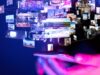 Las tecnológicas concentran la publicidad digital y presionan a las agencias Teléfono móvil rodeado de contenidos multimedia, imagen de la concentración de la publicidad digital en las tecnológicas"