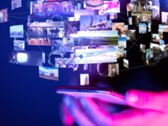 Las tecnológicas concentran la publicidad digital y presionan a las agencias Teléfono móvil rodeado de contenidos multimedia, imagen de la concentración de la publicidad digital en las tecnológicas"