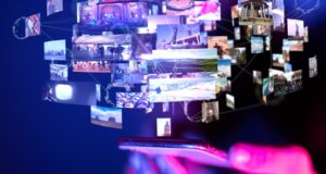 Las tecnológicas concentran la publicidad digital y presionan a las agencias Teléfono móvil rodeado de contenidos multimedia, imagen de la concentración de la publicidad digital en las tecnológicas"