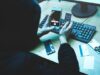 Hacker intentando acceder al teléfono de un periodista para realizar vigilancia digital de su actividad.